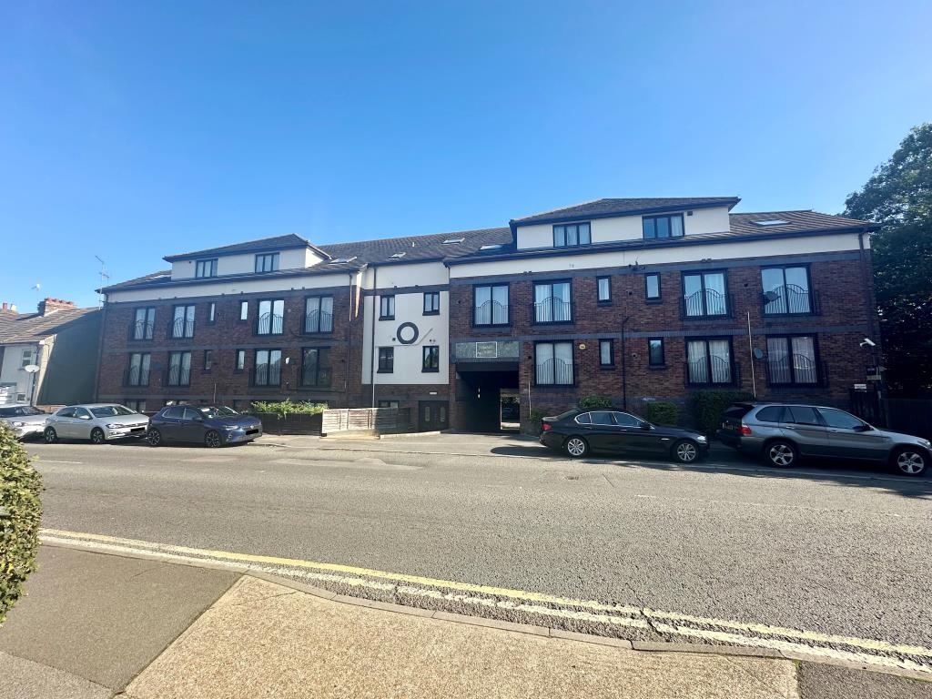 Lot: 119 - VACANT FLAT - Purpose built block of flats